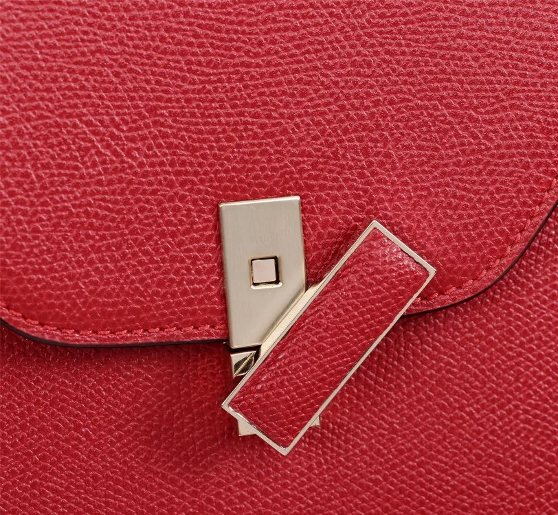 In stock 👉Original medium size in bright red, 👉Valextra Valextra Iside, known as Italian Hermès, is one of the most representative designs of Valextra. There is no obvious logo, but the simple collective line design is very recognizable, full of architectural art, and shows a capable and intellectual style. It is made of imported palm-print lining cowhide, with up to five stitches of handwork, and the shiny oil edges test the skill of the craftsman. Medium size: 26cm【6627#】